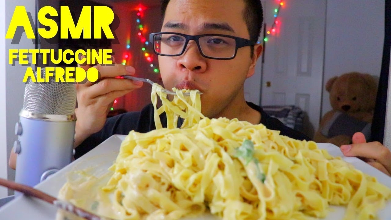 *ASMR* MY BIGGEST BITES EVER! FETTUCCINE ALFREDO (SUPER CHEESY!)
