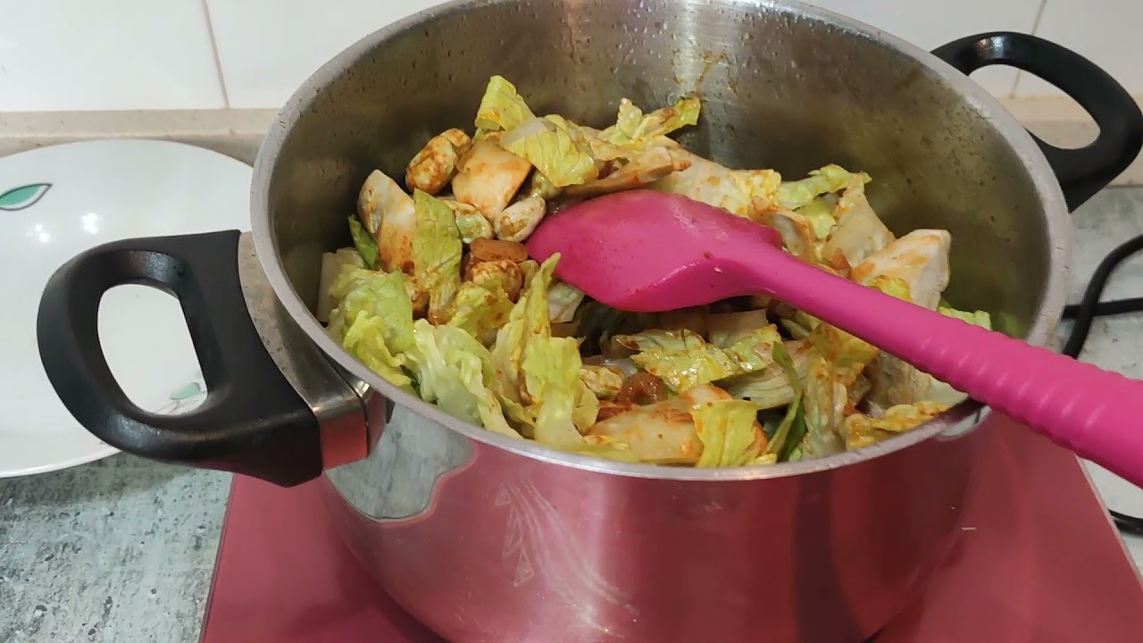 Habas en cocina(cazuela de habas)