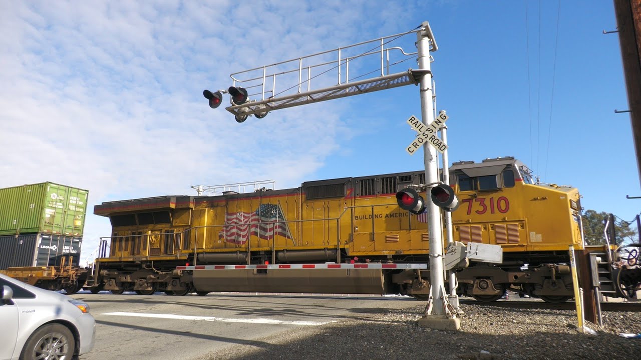 *New Bell Sequence* UP 7952 Intermodal Train South - 10th St. Railroad Crossing Marysville, CA