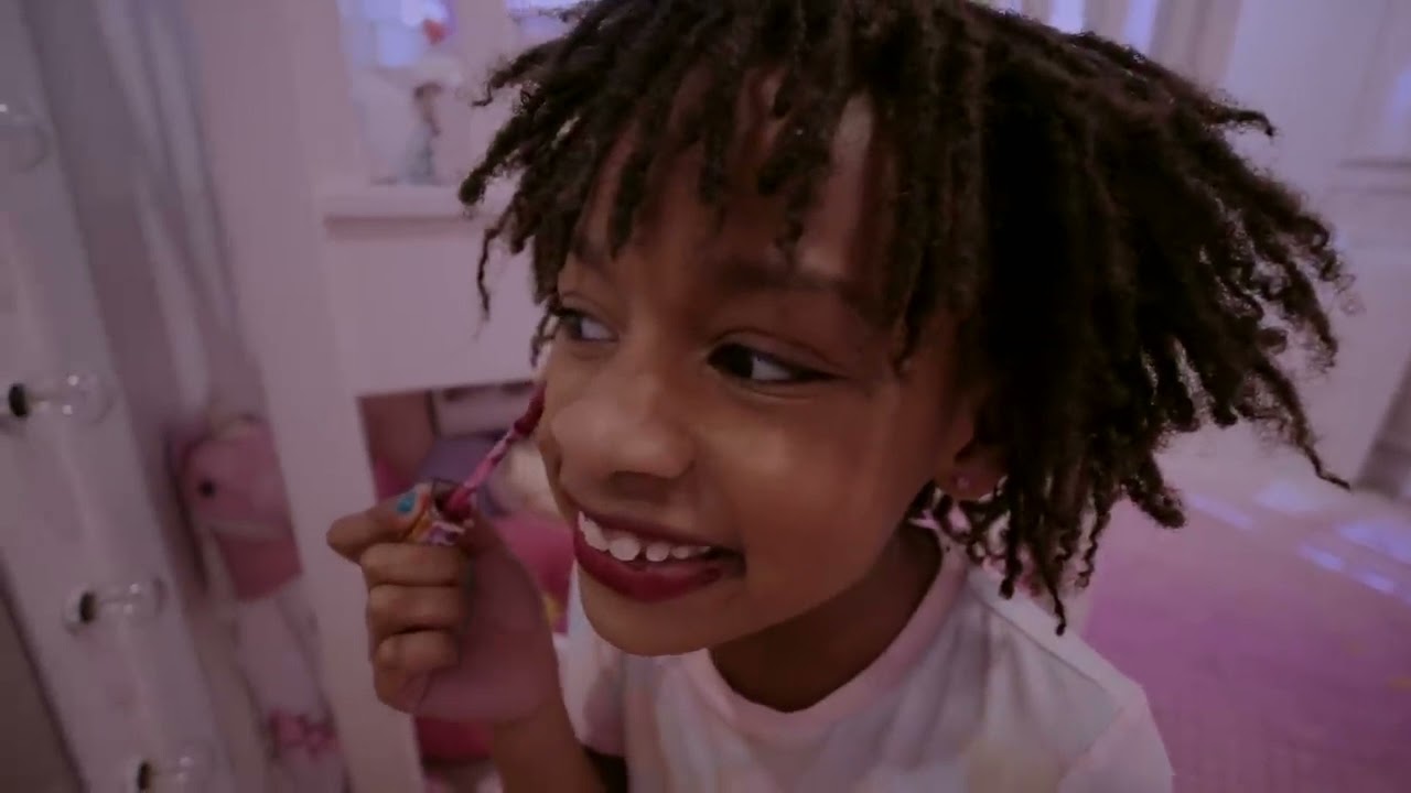 Naiah and Elli Toys Show! Naiah and Elli Elli Sneaks At Bedtime   Snacks, Roblox, Candy