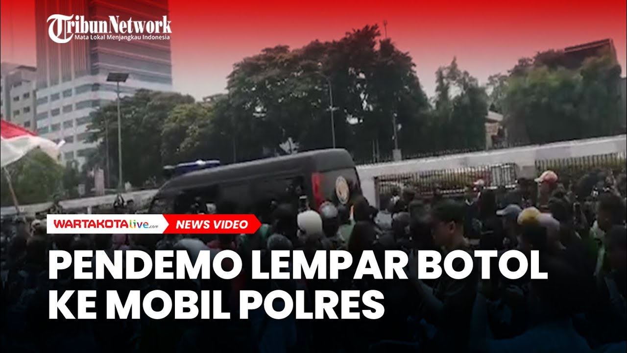 Mulai Ricuh di Depan DPR: Pendemo Lempar Botol ke Mobil Polres