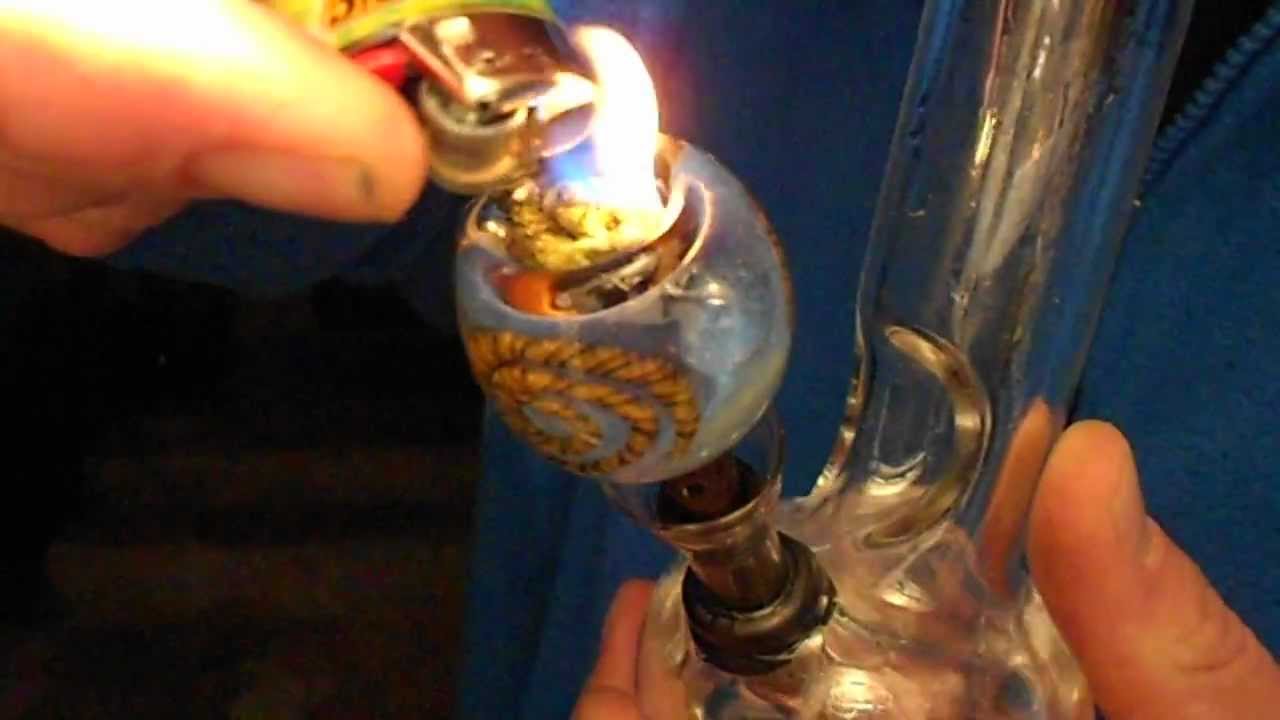 SOLAR BONG VLOGGER SMOKES SOME OG KUSH