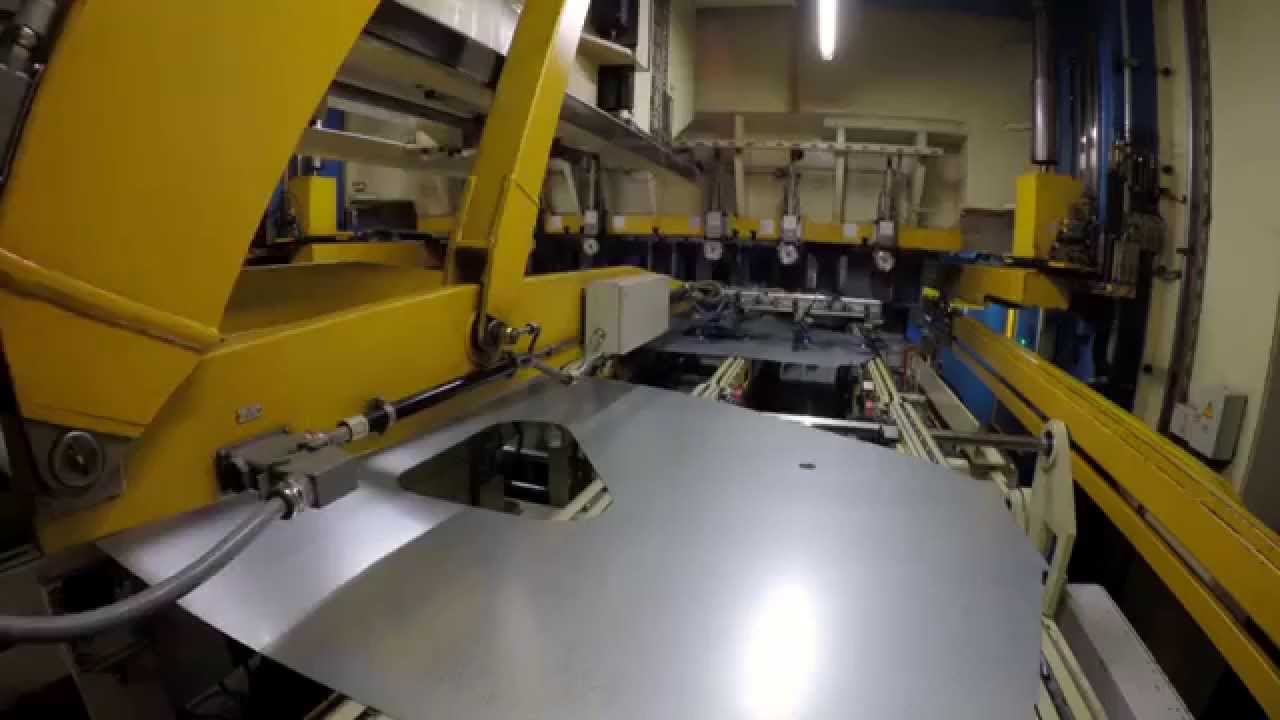 Production BMW 2 Series Gran Tourer - Press Shop | AutoMotoTV