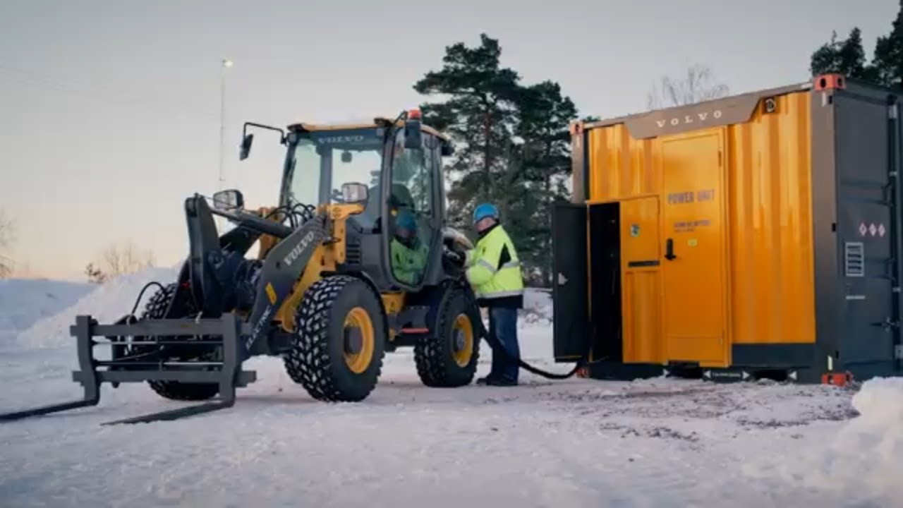 Volvo PU500 Power Unit -  a mobile charger with an integrated battery