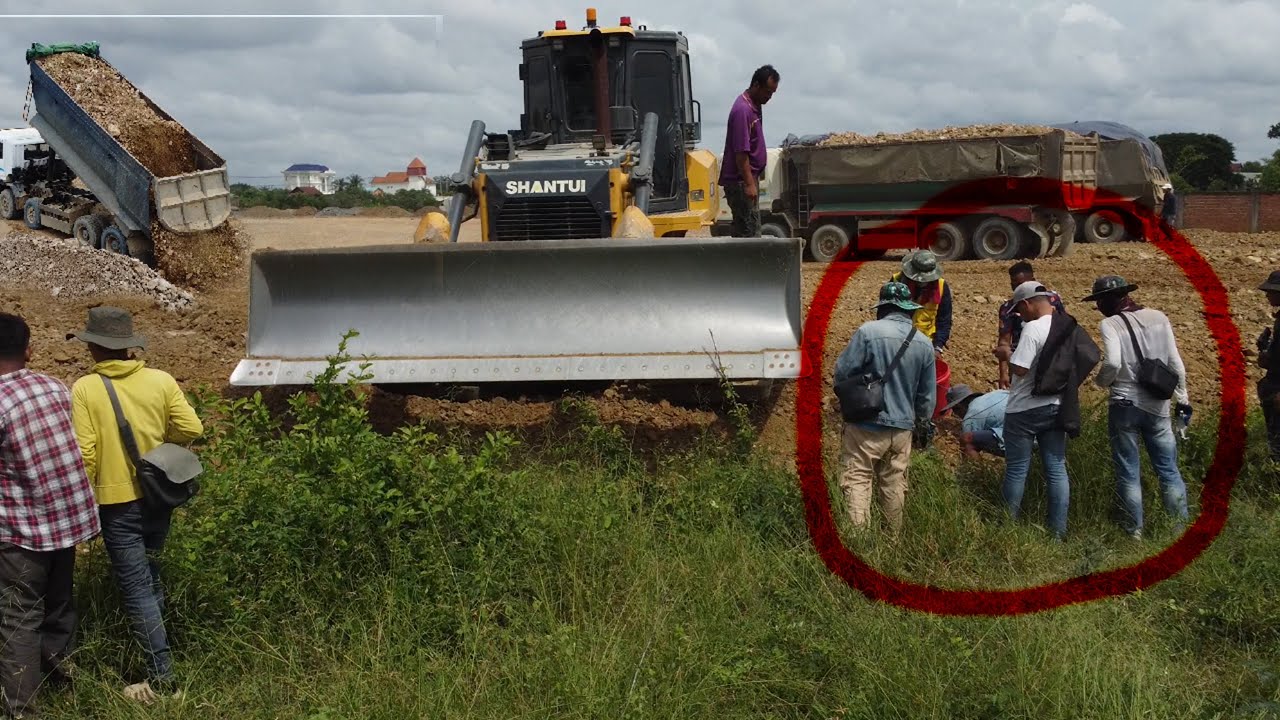 Nicely Sanitary landfill ! Remove Mud Flow zone Use DH17C3 Shantui  DH17C3 Dozer & 25T Dump Truck