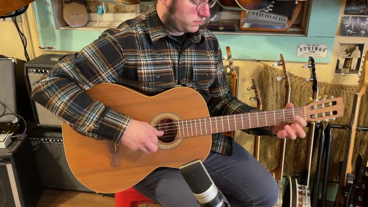 1994 La Patrie (Godin, Canada) Etude classical guitar