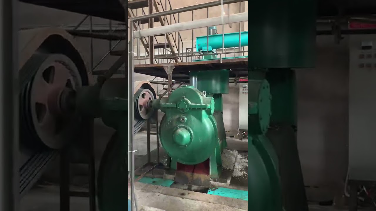 Grease equipment manufacturing plant&mdash;&mdash;The cottonseed oil press production line at work.