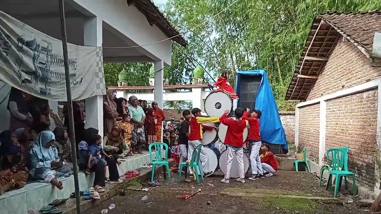 ATRAKSI MAYORET CILIK MEMUKAU PENONTON