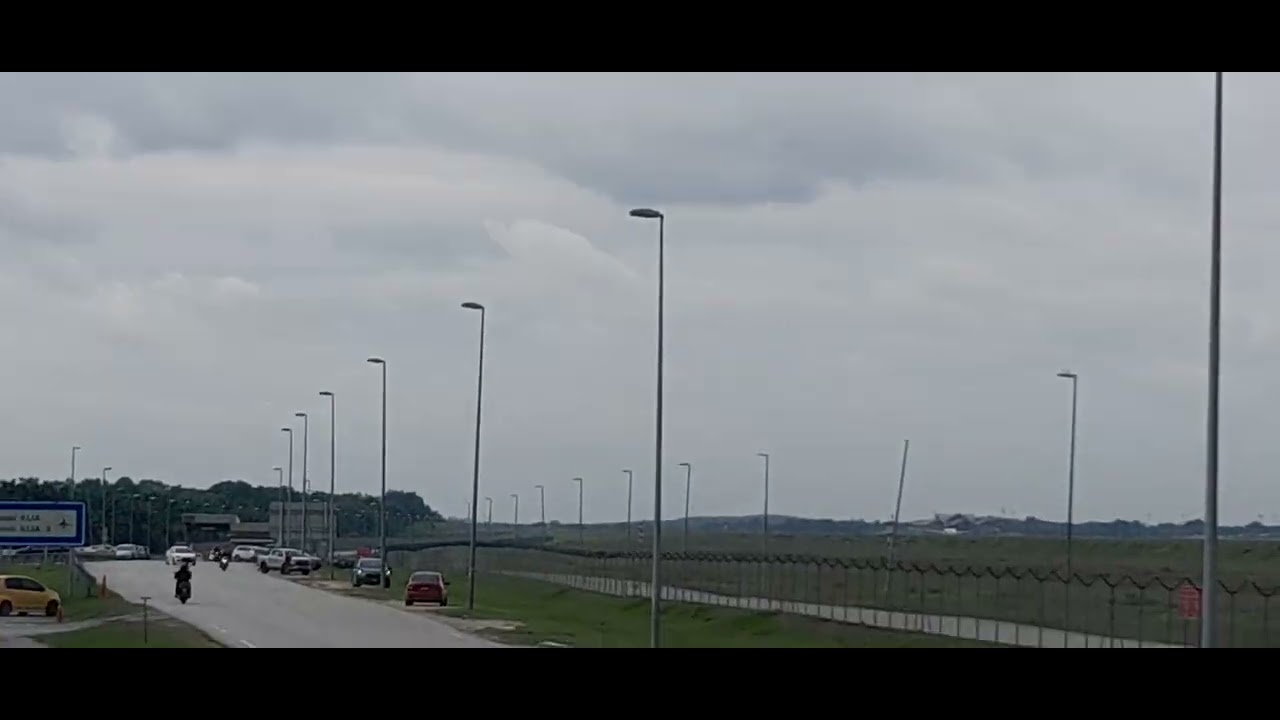 Malaysia airlines b737 8 takeoff at KUALA LUMPUR INTERNATIONAL AIRPORT Spotting park 