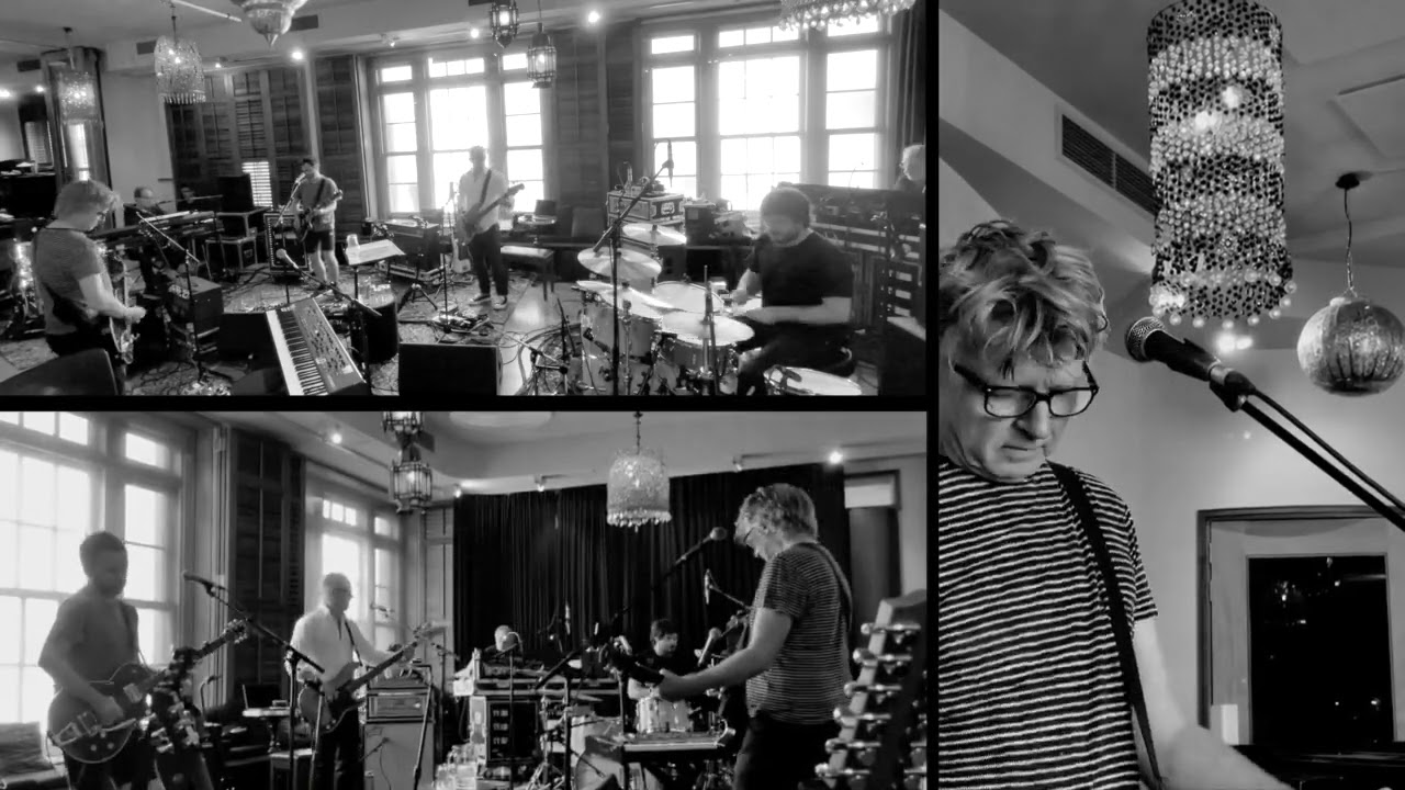 Crowded House - Whispers And Moans (Live on Fangradio, 2021)
