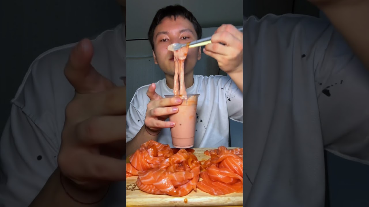 There is never too mush salmon #mukbang #salmon # noodles #salmonmukbang #salmonnoodles