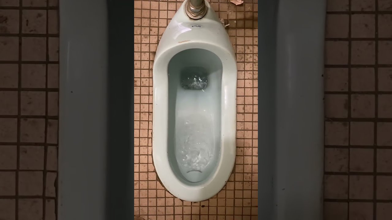 水が止まらない和式トイレ。 ( Japanese style toilet where water does not stop )