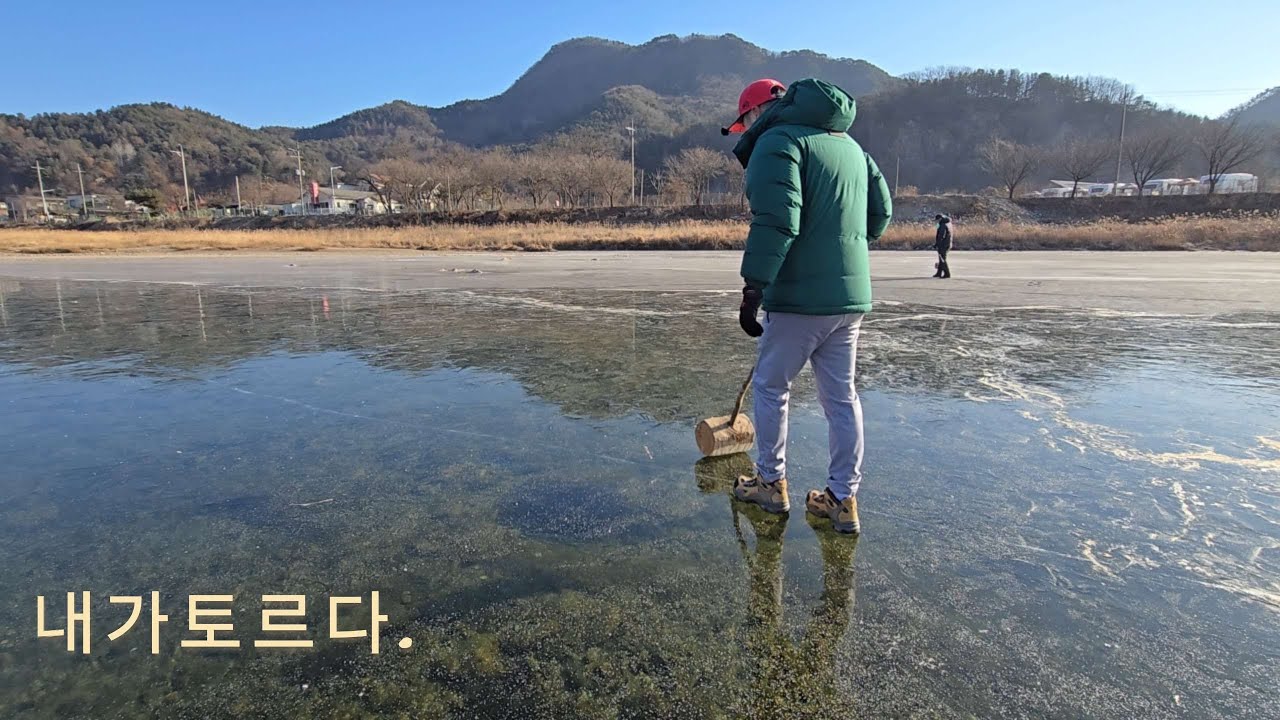 '얼음' 판 위에서 떡매로 "괴물" 처럼 생긴 물고기를 잡았습니다.