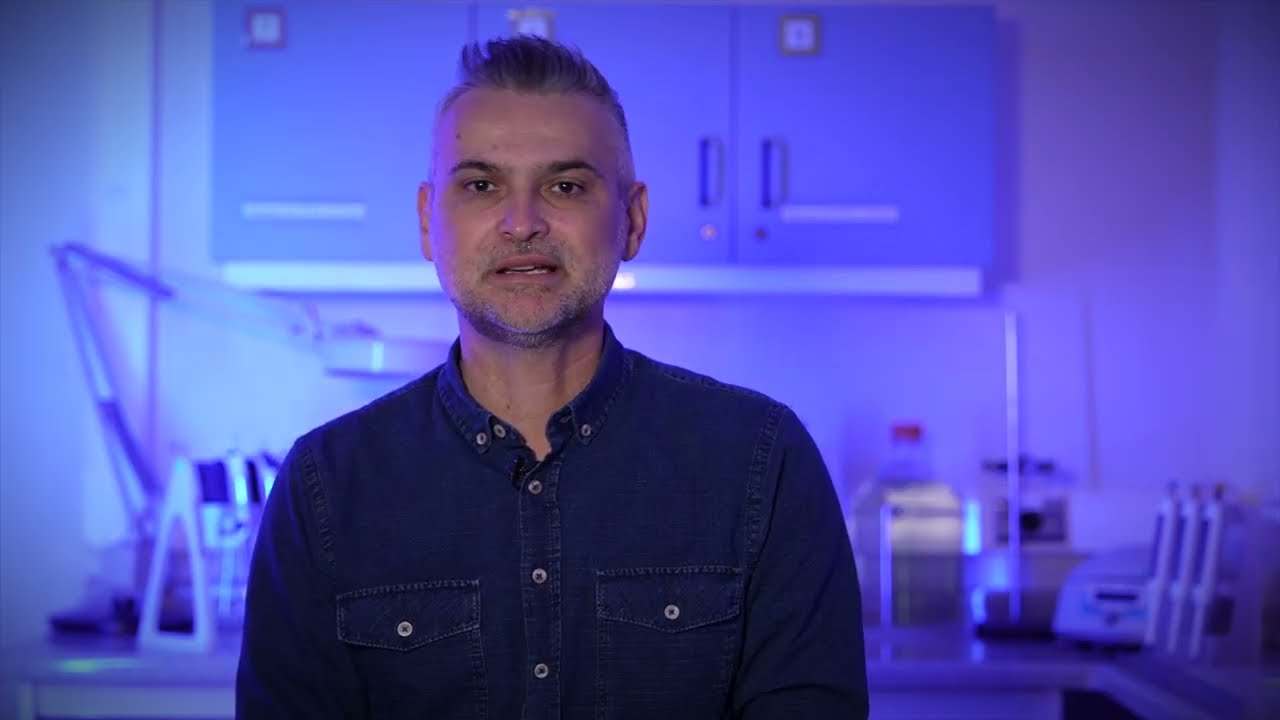 Max Chavarría: el científico que humaniza la microbiología y acerca la ciencia a las personas