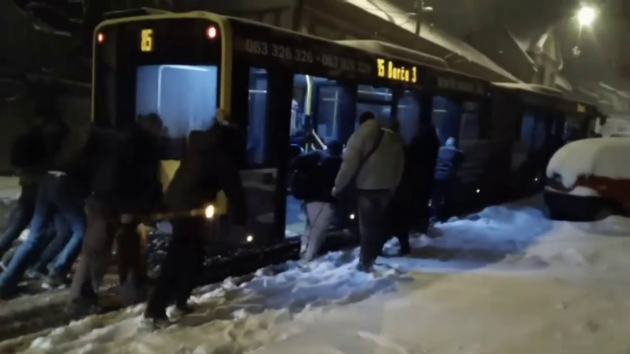 Putnici guraju autobus na liniji 85 od stanice do stanice u Zemunu