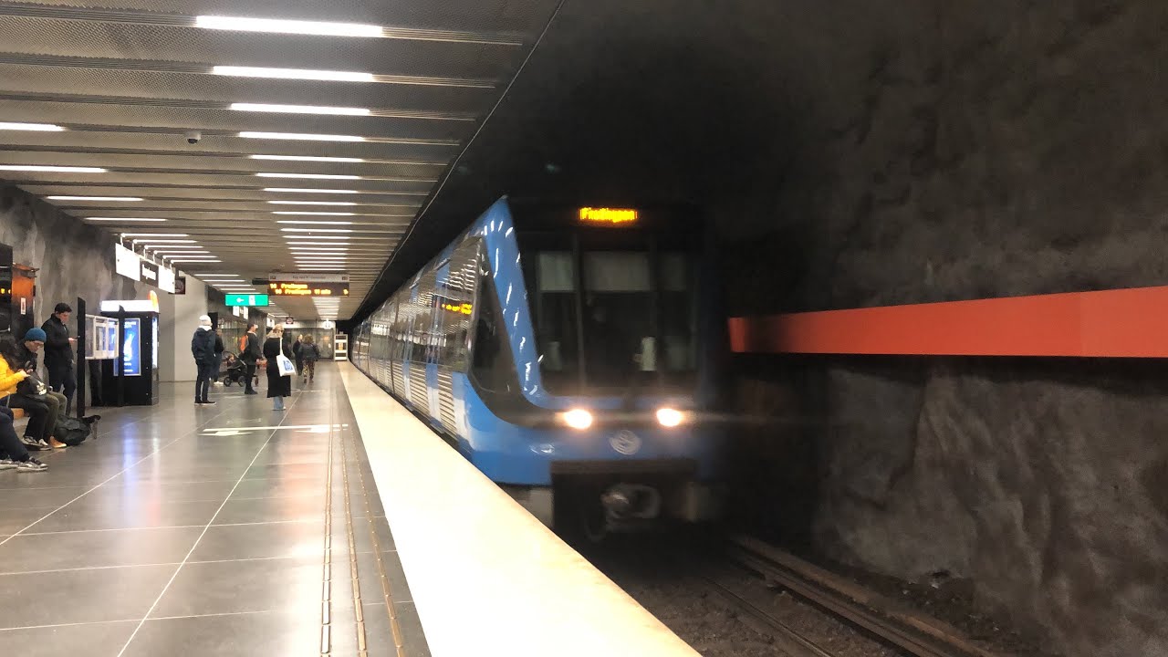 Resa med tunnelbanan från Bergshamra till Universitetet