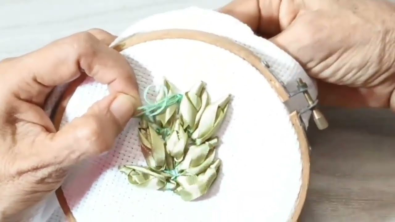 TE ENSEÑO COMO BORDAR UNA FLOR DE PIMPOLLO ✨️