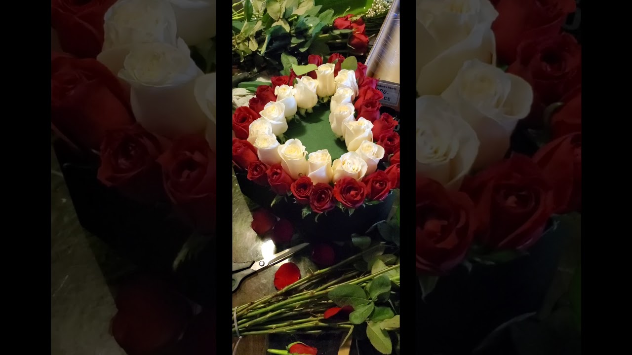 Como hacer un arreglo de Rosas con chocolates en una figurade de un corazon