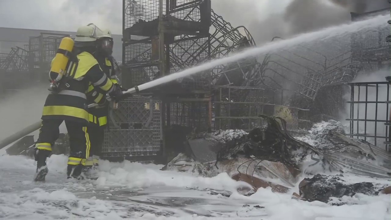 Großbrand in Herbolzheim: Kunststofffirma geht in Flammen auf