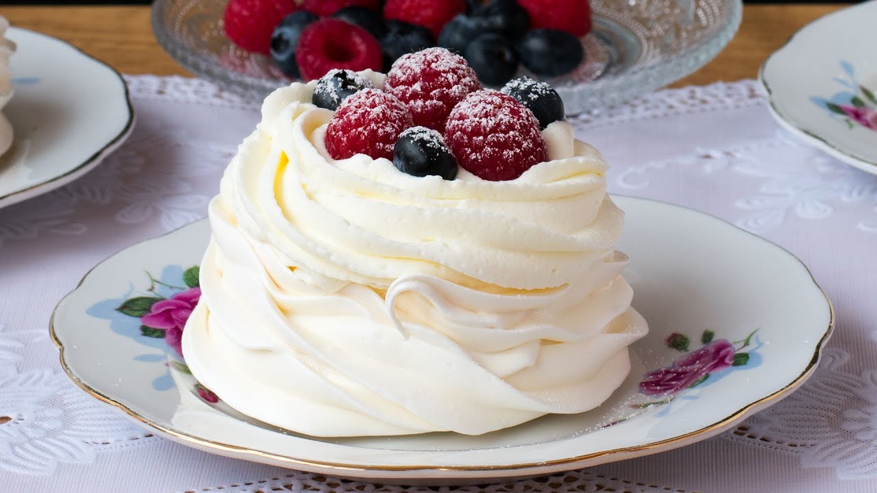 Mini Pavlovas de limón y frutos rojos