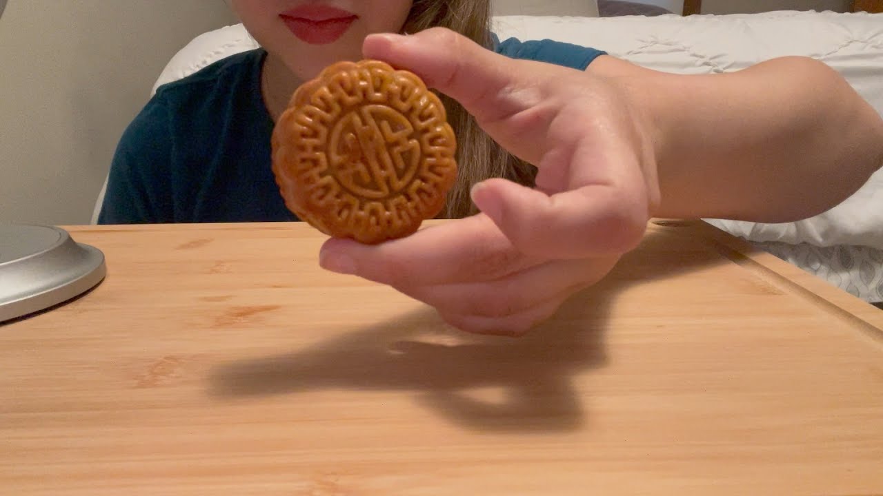 ASMR MOONCAKE (SOFT EATING SOUNDS) NO TALKING
