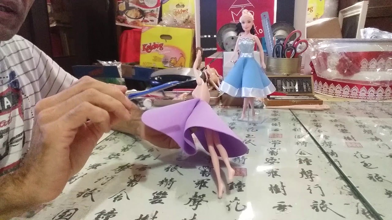 Como fazer uma saia para boneca com um círculo de EVA