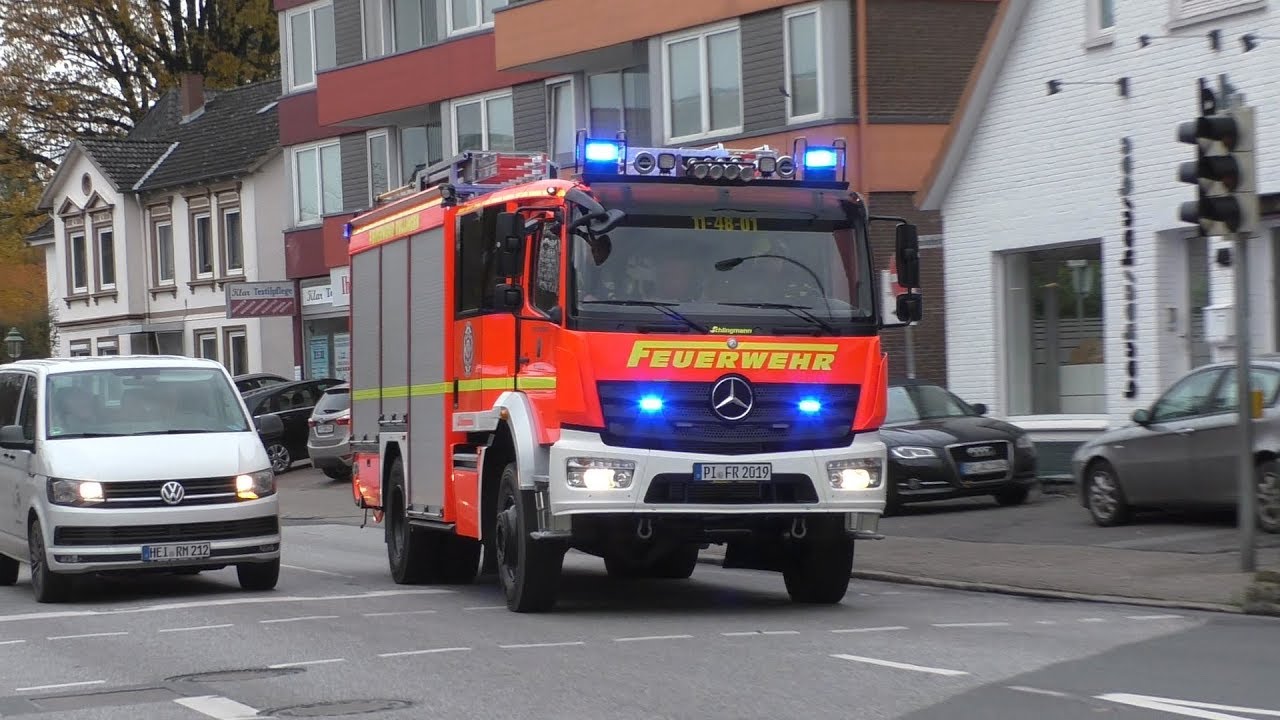 [Rauchentwicklung aus Lagerhalle] Einsatzfahrten Freiwillige Feuerwehr Rellingen