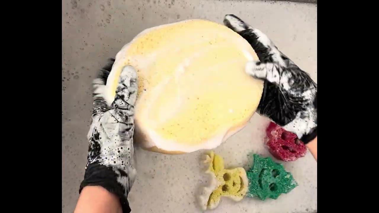 #merrychristmas #asmr #spongesqueezing #oddlysatisfying #satisfying 