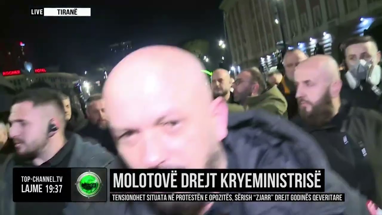Top Channel/ Lëvizja surprizë e policisë në protestën e opozitës, rrethojnë Kryeministrinë