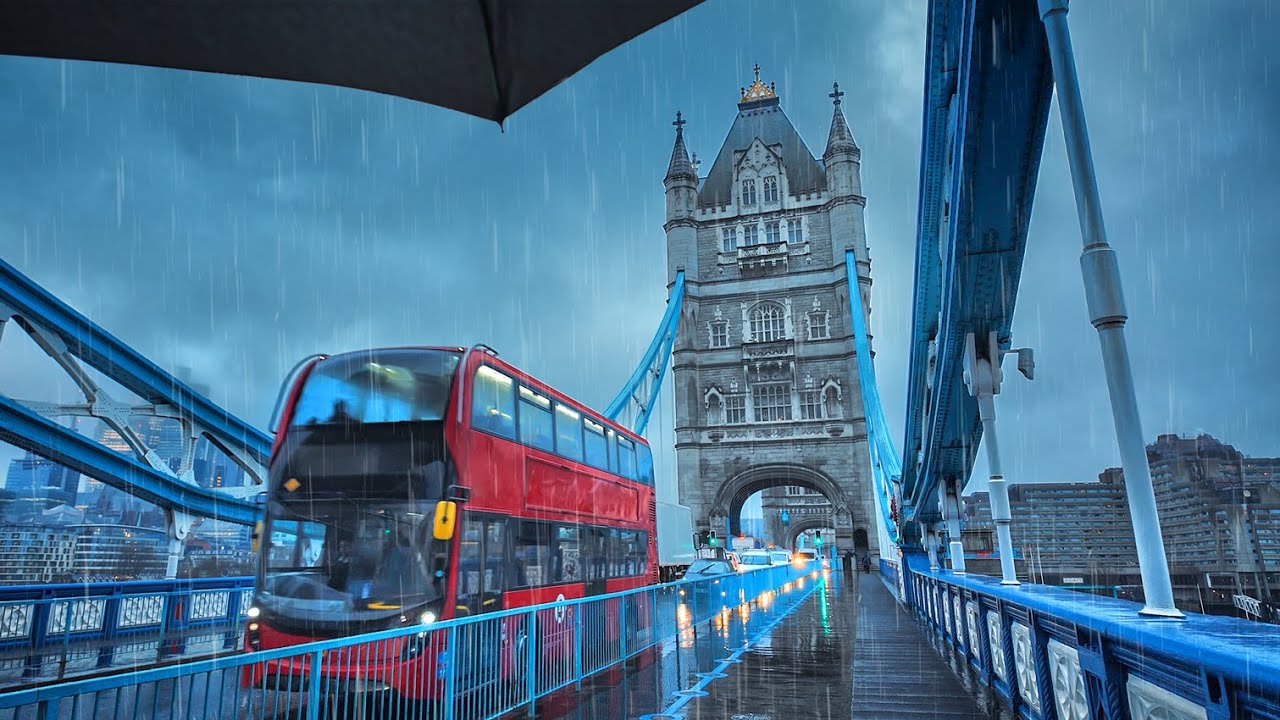 A Rainy City of London Dawn Walk from Holborn Station to Tower Bridge | 4K