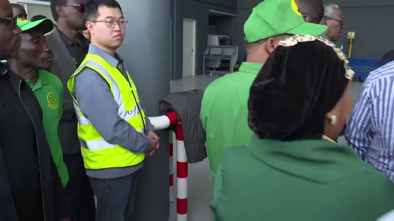 WAZIRI MKUU ANAKAGUA UWANJA WA NDEGE WA SUMBAWANGA