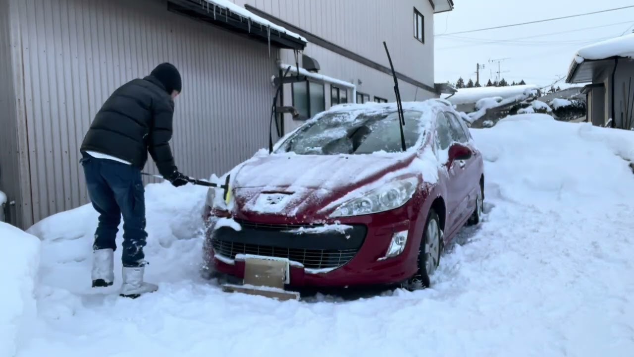 車の雪おろし(岩手)