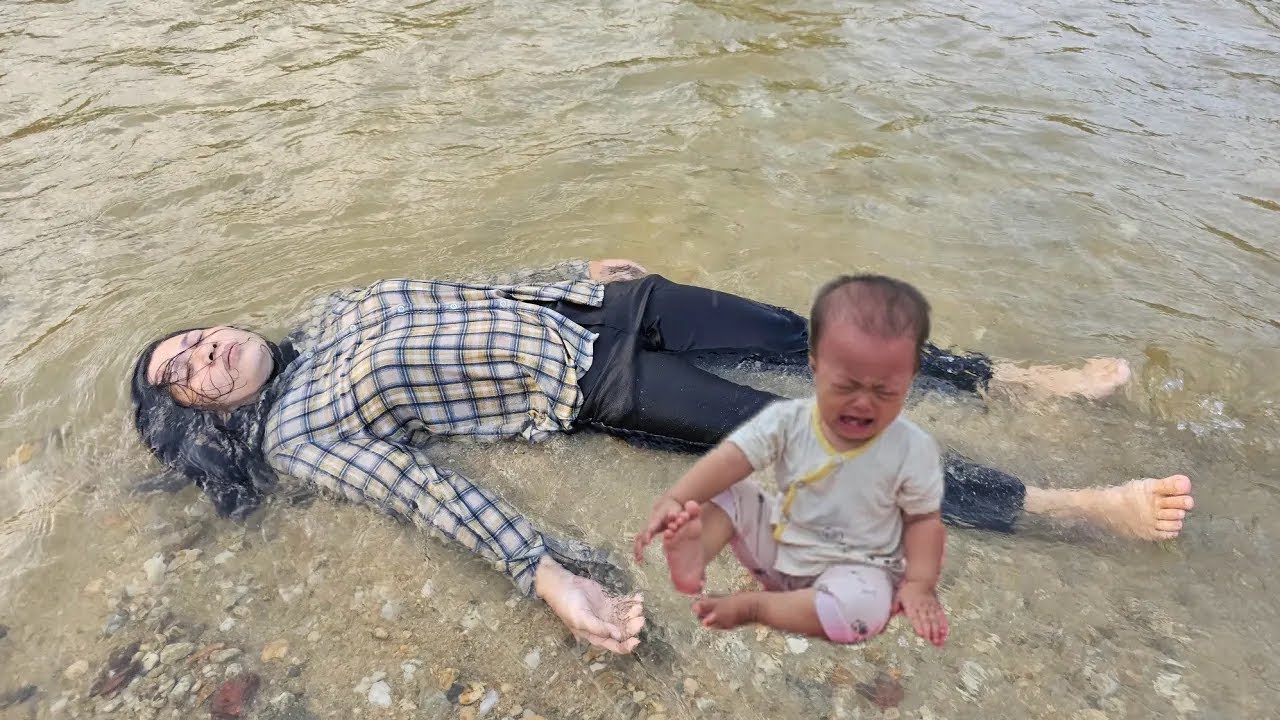 Single Mom Facing Flood And Being Swept Away, What Will Happen To The Baby | ly phuc daily life