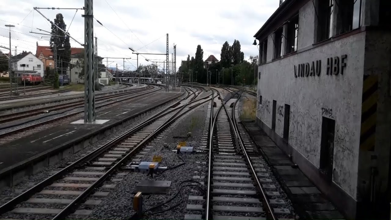 Lindau - Der Bahnhof am Bodensee mit Kieszug und der 215 001-9 im Einsatz