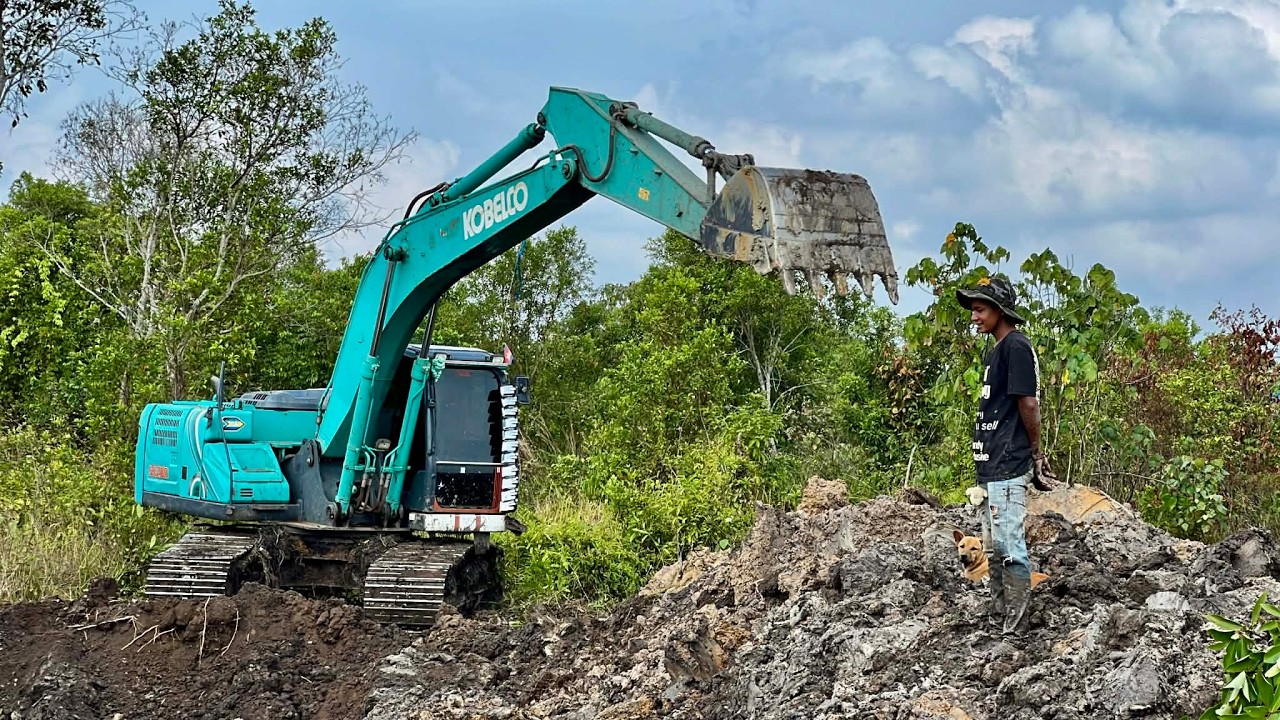 No matter how deep the pond is, my excavator can do it #kobelcosk200