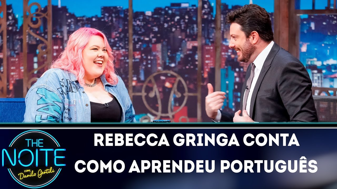 Rebecca Gringa conta como aprendeu portugu&ecirc;s | The Noite (26/04/19)