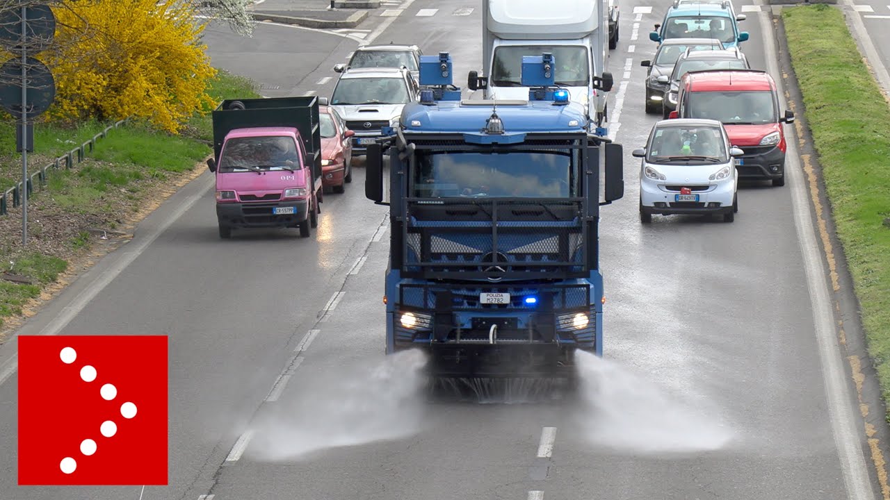 Milano, in azione l'idrante della polizia per sanificare le strade