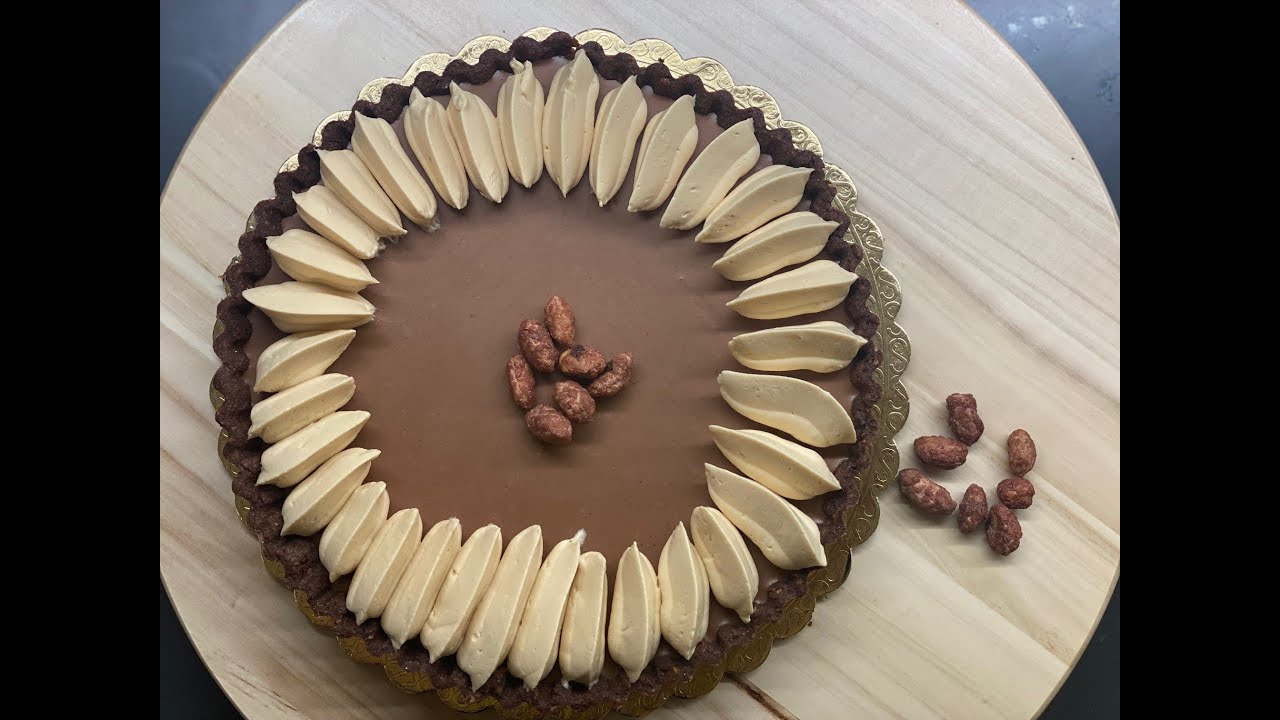 Questa crostata vi farà impazzire! Cioccolato, arachidi e caramello! una goduria per il palato!