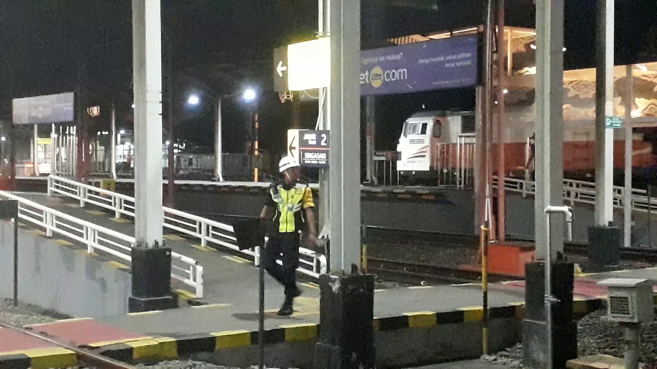 Kereta api sembrani tambahan masuk stasiun cirebon kejaksaan