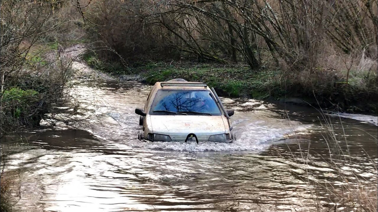 Je traverse une rivière avec ma 106 Tout Terrain