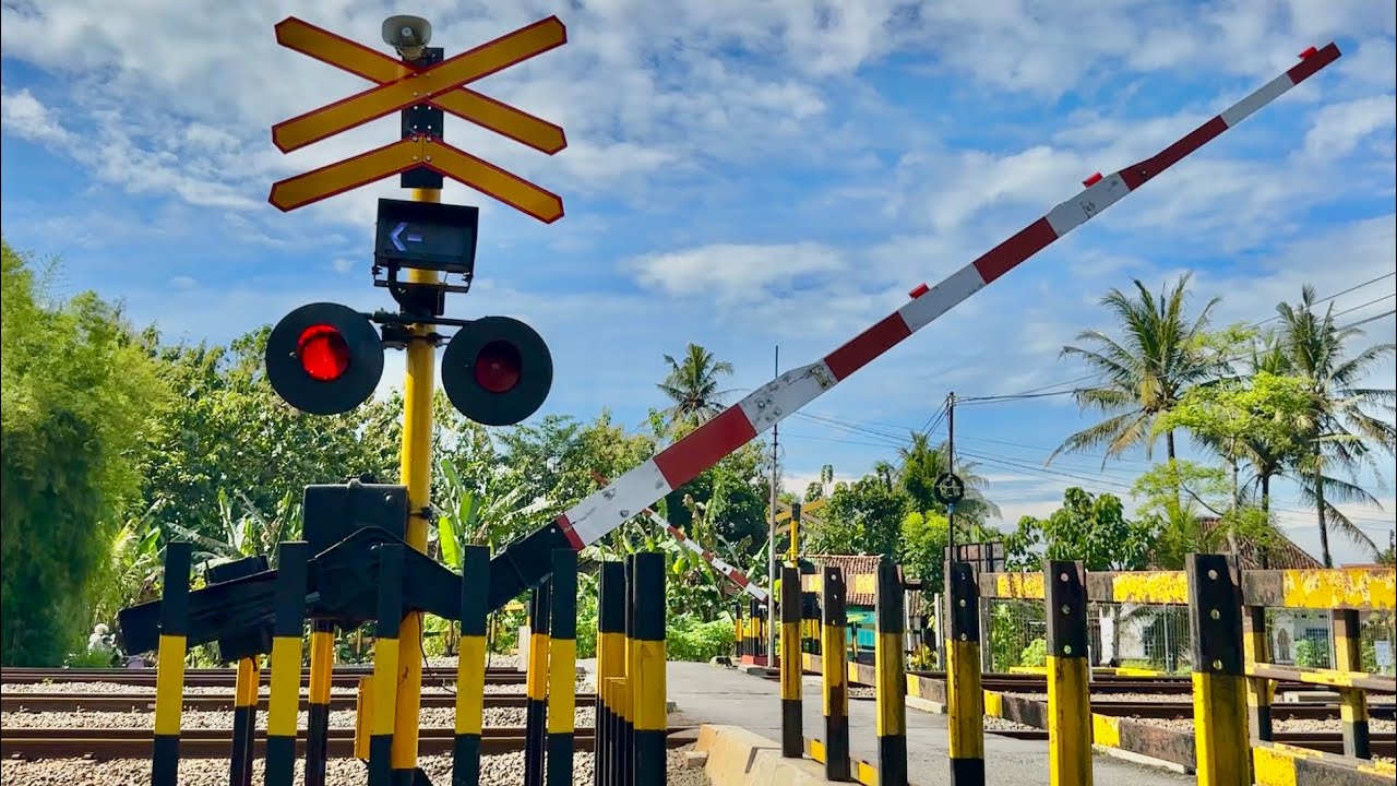 TERUNIK! Perlintasan Kereta Api Stasiun Rewulu Yogyakarta