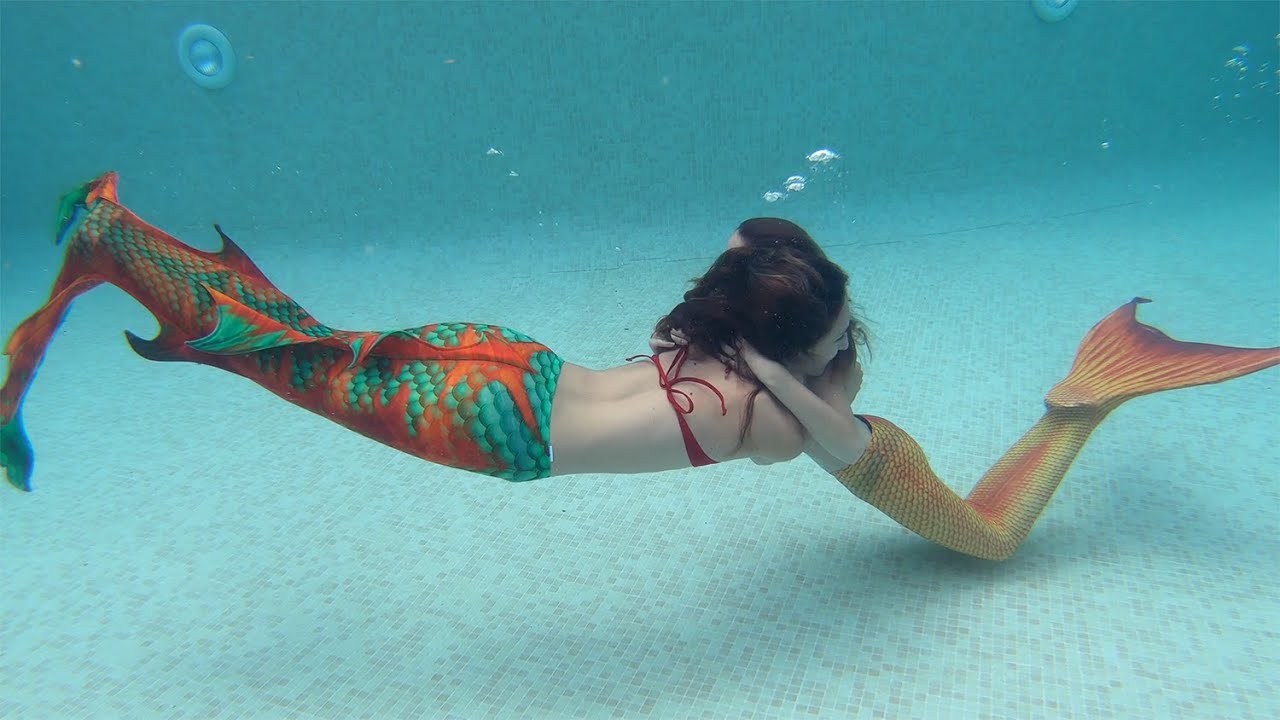 Carla Underwater - swimming as a Mermaid with Lola