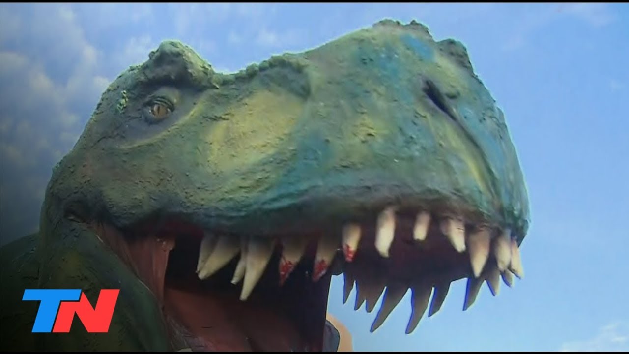 Arranca la tradicional quema de muñecos en la plata... con dinosaurios!