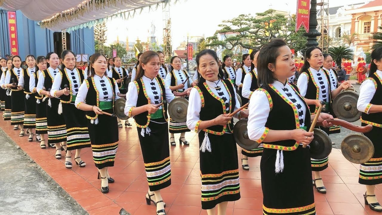 Đón Đoàn Lễ Nghi Vào Dâng Thánh Lễ Đồng Tế Tại Nhà Thờ Giáo Xứ Xuân Dục Giáo Phận Bùi Chu 
