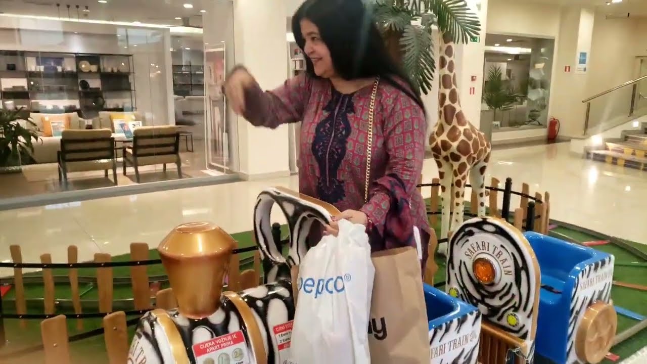 Today we bought coffee  with friends # آج ہمدوستوں کے ساتھ خر ید ا ریی.Joker Shopping Mall in Split