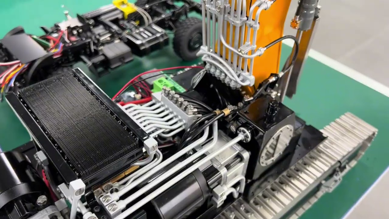 Big improvements overall, and the system layout is getting much cleaner.#rc #rcmodel #rcexcavator