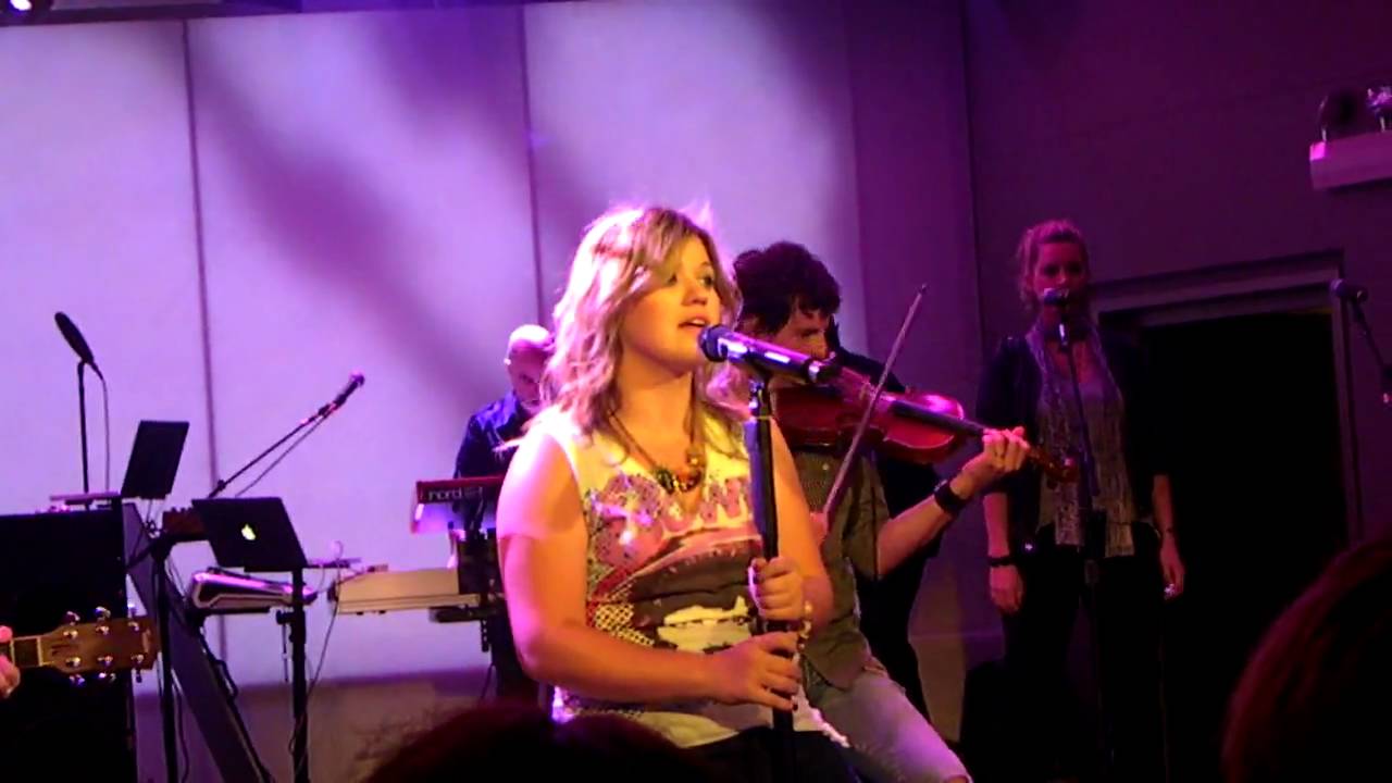 Kelly Clarkson- Cry @PC Richard Theater- 7.14.09