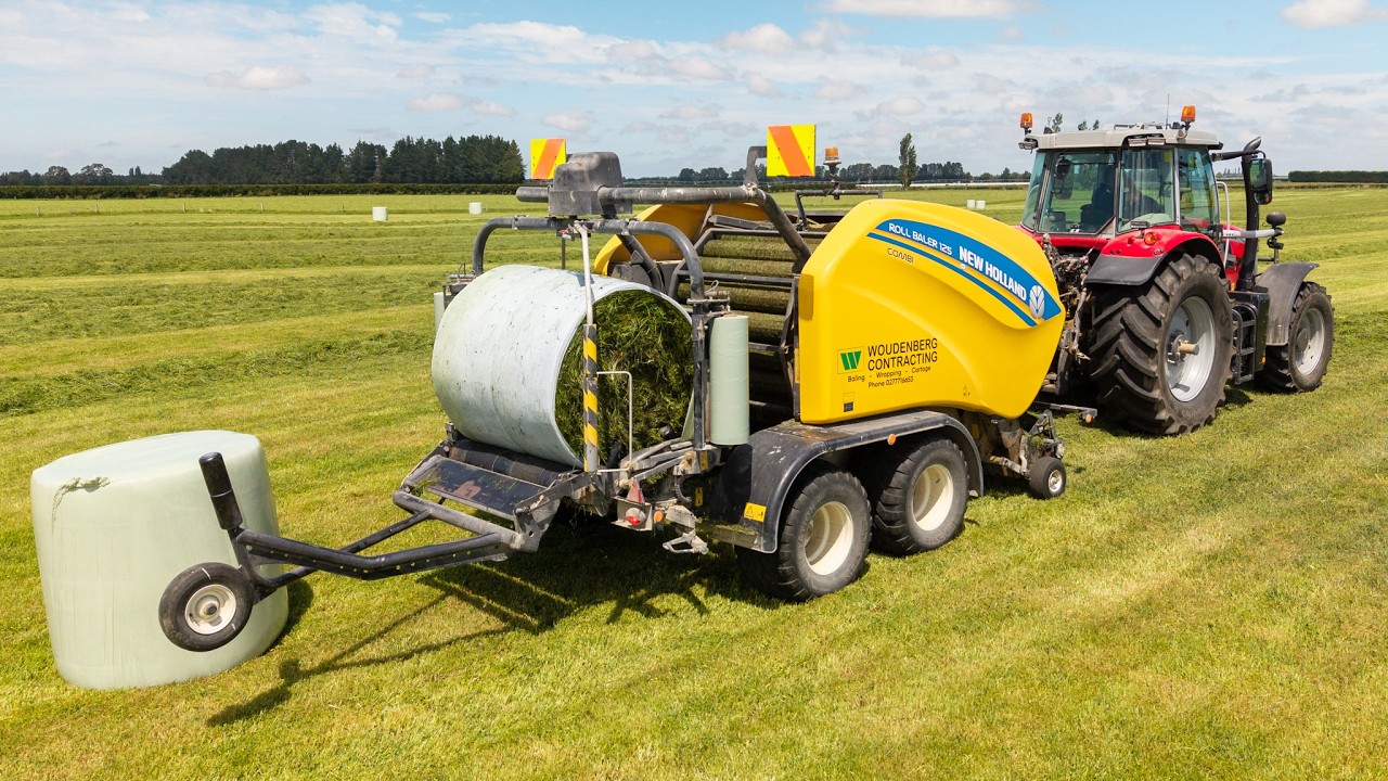 Baling Grass Silage - Massey Ferguson & New Holland