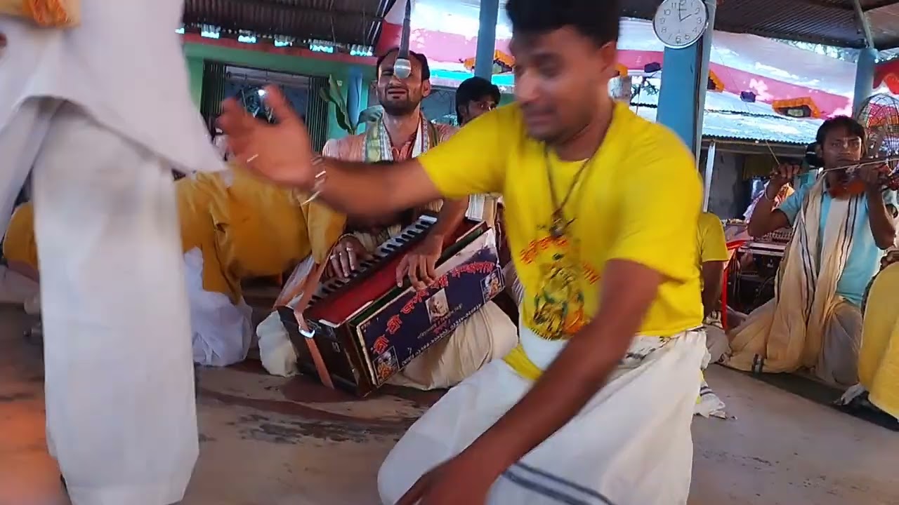 উদীয়মাম মাস্টার বিশ্বজিৎ মিস্ত্রির কন্ঠে শ্রবণ করুন মধুর কৃষ্ণ নাম।শ্রী জগৎ বন্ধু সম্প্রদায়, খুলনা।