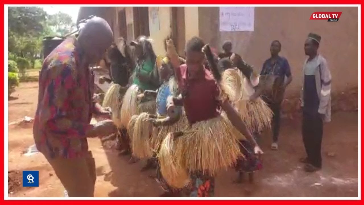 CHEKI VAIBU la MBUNGE wa HANDENI VIJIJINI AKICHEZA NGOMA ya ASILI na WAKIMBIZA MWENGE wa UHURU...